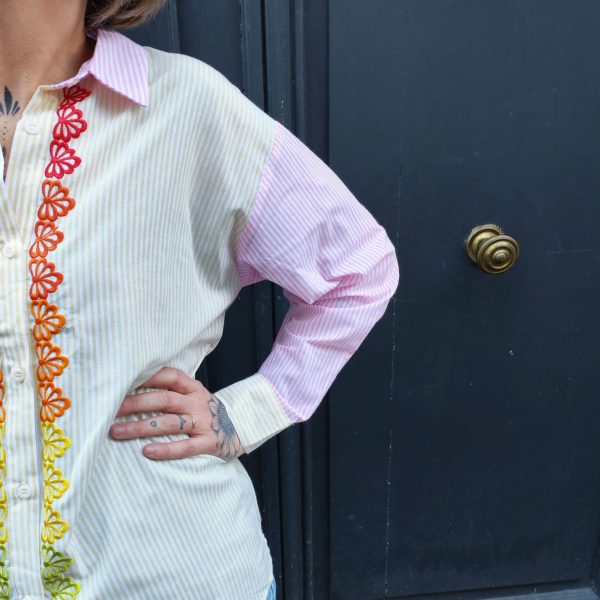 Chemise rayée broderie ananas, fines rayures, broderies ananas multicolore au dos, galon brodé coloré le long de la patte de boutonnage, coupe confortable légèrement ample, col chemise classique, manches longues avec poignets contrastés, fermeture boutonnée sur le devant, matière légère et douce.