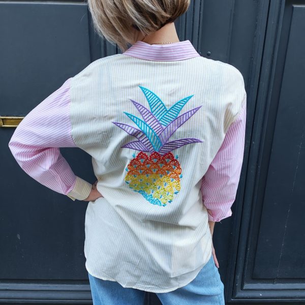 Chemise rayée broderie ananas, fines rayures, broderies ananas multicolore au dos, galon brodé coloré le long de la patte de boutonnage, coupe confortable légèrement ample, col chemise classique, manches longues avec poignets contrastés, fermeture boutonnée sur le devant, matière légère et douce.