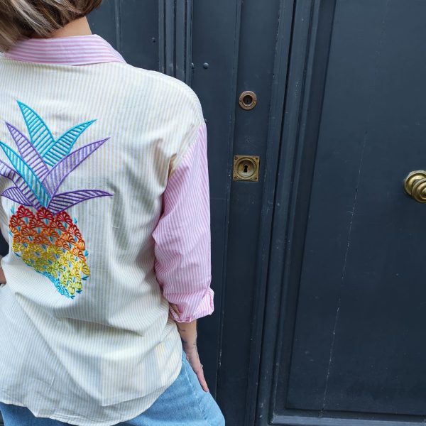 Chemise rayée broderie ananas, fines rayures, broderies ananas multicolore au dos, galon brodé coloré le long de la patte de boutonnage, coupe confortable légèrement ample, col chemise classique, manches longues avec poignets contrastés, fermeture boutonnée sur le devant, matière légère et douce.