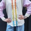 Chemise rayée broderie ananas, fines rayures, broderies ananas multicolore au dos, galon brodé coloré le long de la patte de boutonnage, coupe confortable légèrement ample, col chemise classique, manches longues avec poignets contrastés, fermeture boutonnée sur le devant, matière légère et douce.