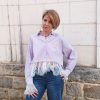 Chemise courte dentelle lilas, courte et légèrement ample, manches longues finitions dentelle, fermeture boutonnée sur le devant.