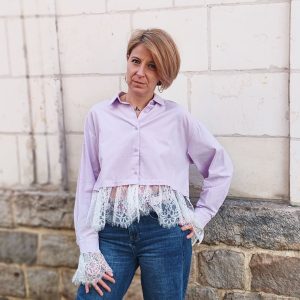 Chemise courte dentelle lilas