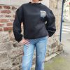 Sweat oversize imprimé soleil, disponible en noir et beige. manches longue, col rond. Taille unique (convient du 34 au 42)
