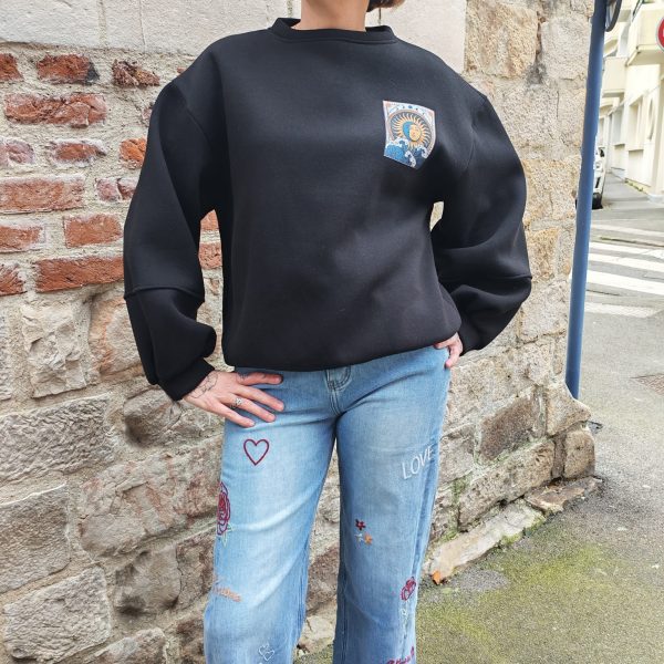 Sweat oversize imprimé soleil, disponible en noir et beige. manches longue, col rond. Taille unique (convient du 34 au 42)