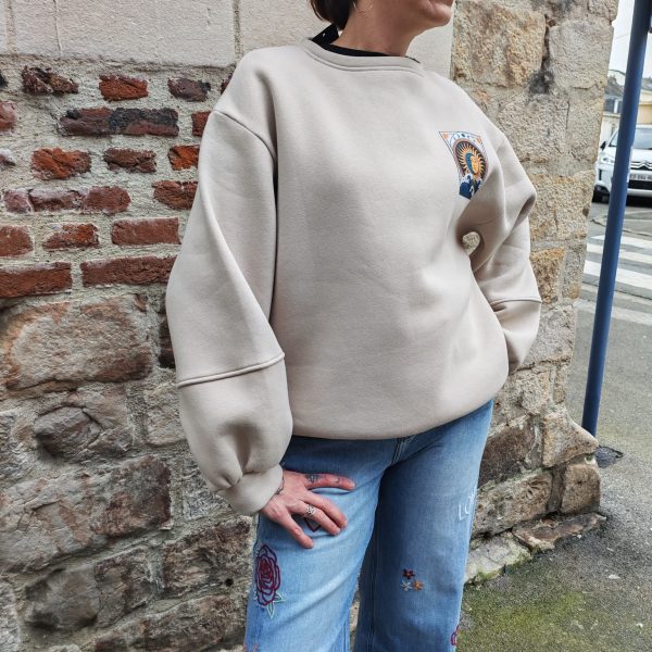 Sweat oversize imprimé soleil, disponible en noir et beige. manches longue, col rond. Taille unique (convient du 34 au 42)