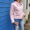 Veste rose vinyle Hippocampe, coupe droite légèrement ajustée, boutons pression, col chemise structuré, manches longues, patch fleur brodé sur la poitrine, deux poches latérales; Disponible du 36 au 44.
