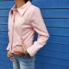 Veste rose vinyle Hippocampe, coupe droite légèrement ajustée, boutons pression, col chemise structuré, manches longues, patch fleur brodé sur la poitrine, deux poches latérales; Disponible du 36 au 44.