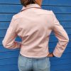 Veste rose vinyle Hippocampe, coupe droite légèrement ajustée, boutons pression, col chemise structuré, manches longues, patch fleur brodé sur la poitrine, deux poches latérales; Disponible du 36 au 44.