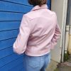 Veste rose vinyle Hippocampe, coupe droite légèrement ajustée, boutons pression, col chemise structuré, manches longues, patch fleur brodé sur la poitrine, deux poches latérales; Disponible du 36 au 44.