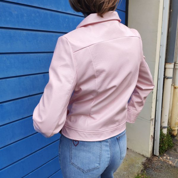 Veste rose vinyle Hippocampe, coupe droite légèrement ajustée, boutons pression, col chemise structuré, manches longues, patch fleur brodé sur la poitrine, deux poches latérales; Disponible du 36 au 44.