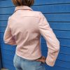 Veste rose vinyle Hippocampe, coupe droite légèrement ajustée, boutons pression, col chemise structuré, manches longues, patch fleur brodé sur la poitrine, deux poches latérales; Disponible du 36 au 44.