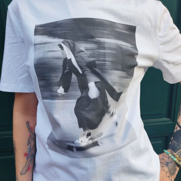 T-shirt Skate Nonne Vintage Dernières Chances Mademoiselle Hélène T-shirt skate nonne vintage, t-shirt imprimé, style streetwear, coupe unisexe, 100% coton, fabrication ftançaise, visuel imprimé noir et blanc.