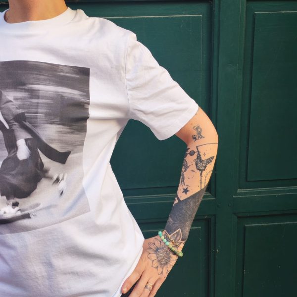 T-shirt Skate Nonne Vintage Dernières Chances Mademoiselle Hélène T-shirt skate nonne vintage, t-shirt imprimé, style streetwear, coupe unisexe, 100% coton, fabrication ftançaise, visuel imprimé noir et blanc.