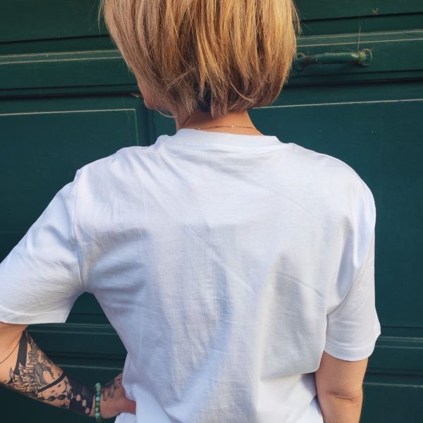 T-shirt Skate Nonne Vintage Dernières Chances Mademoiselle Hélène T-shirt skate nonne vintage, t-shirt imprimé, style streetwear, coupe unisexe, 100% coton, fabrication ftançaise, visuel imprimé noir et blanc.