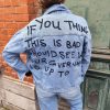 Veste jean graffiti message.Veste en jean Coupe oversize / décontractée Style streetwear, graffiti, street art Denim bleu clair délavé Inscriptions effet peinture noire Fermeture boutons métalliques 2 poches poitrine + poches latérales Denim robuste Veste customisé au design unique Composition : 95% coton, 5% polyester