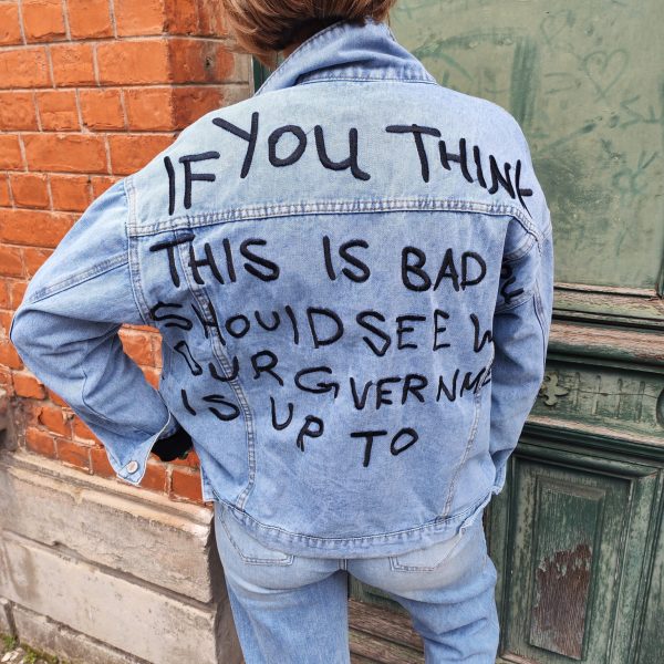 Veste jean graffiti message.Veste en jean Coupe oversize / décontractée Style streetwear, graffiti, street art Denim bleu clair délavé Inscriptions effet peinture noire Fermeture boutons métalliques 2 poches poitrine + poches latérales Denim robuste Veste customisé au design unique Composition : 95% coton, 5% polyester