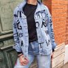 Veste jean graffiti message.Veste en jean Coupe oversize / décontractée Style streetwear, graffiti, street art Denim bleu clair délavé Inscriptions effet peinture noire Fermeture boutons métalliques 2 poches poitrine + poches latérales Denim robuste Veste customisé au design unique Composition : 95% coton, 5% polyester