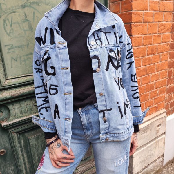 Veste jean graffiti message.Veste en jean Coupe oversize / décontractée Style streetwear, graffiti, street art Denim bleu clair délavé Inscriptions effet peinture noire Fermeture boutons métalliques 2 poches poitrine + poches latérales Denim robuste Veste customisé au design unique Composition : 95% coton, 5% polyester