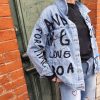 Veste jean graffiti message.Veste en jean Coupe oversize / décontractée Style streetwear, graffiti, street art Denim bleu clair délavé Inscriptions effet peinture noire Fermeture boutons métalliques 2 poches poitrine + poches latérales Denim robuste Veste customisé au design unique Composition : 95% coton, 5% polyester