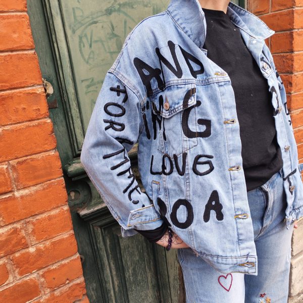 Veste jean graffiti message.Veste en jean Coupe oversize / décontractée Style streetwear, graffiti, street art Denim bleu clair délavé Inscriptions effet peinture noire Fermeture boutons métalliques 2 poches poitrine + poches latérales Denim robuste Veste customisé au design unique Composition : 95% coton, 5% polyester
