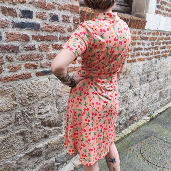 Robe imprimé cerises Hippocampe Robes / Combinaisons / Salopettes Mademoiselle Hélène Robe imprimé cerises Hippocampe . Marque Hippocampe (fabrication française) Robe fluide, ajustable à la taille Longueur au-dessus du genou Manches courtes Col décolleté en V Deux poches latérales Tissu fluide et léger Imprimé cerises all-over Lien à nouer sur le côté Coloris fond rose avec imprimé rouge et vert Style rétro, chic, estival Disponible du 38 au 44.