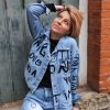 Veste jean graffiti message.Veste en jean Coupe oversize / décontractée Style streetwear, graffiti, street art Denim bleu clair délavé Inscriptions effet peinture noire Fermeture boutons métalliques 2 poches poitrine + poches latérales Denim robuste Veste customisé au design unique Composition : 95% coton, 5% polyester