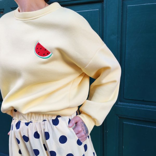 Sweat pastel motif pastèques,Coupe oversize / légèrement ample Manches longues avec poignets resserrés Col rond classique Motif pastèque brodée sur la poitrine Tissu doux et confortable Coloris : rose, blanc, jaune Style casual, streetwear, fun Saison : mi-saison / toute l'année