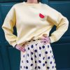 Sweat pastel motif pastèques,Coupe oversize / légèrement ample Manches longues avec poignets resserrés Col rond classique Motif pastèque brodée sur la poitrine Tissu doux et confortable Coloris : rose, blanc, jaune Style casual, streetwear, fun Saison : mi-saison / toute l'année