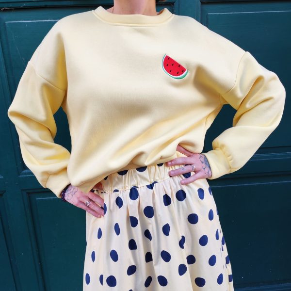 Sweat pastel motif pastèques,Coupe oversize / légèrement ample Manches longues avec poignets resserrés Col rond classique Motif pastèque brodée sur la poitrine Tissu doux et confortable Coloris : rose, blanc, jaune Style casual, streetwear, fun Saison : mi-saison / toute l'année