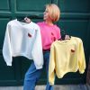 Sweat pastel motif pastèques,Coupe oversize / légèrement ample Manches longues avec poignets resserrés Col rond classique Motif pastèque brodée sur la poitrine Tissu doux et confortable Coloris : rose, blanc, jaune Style casual, streetwear, fun Saison : mi-saison / toute l'année