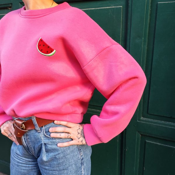 Sweat pastel motif pastèques,Coupe oversize / légèrement ample Manches longues avec poignets resserrés Col rond classique Motif pastèque brodée sur la poitrine Tissu doux et confortable Coloris : rose, blanc, jaune Style casual, streetwear, fun Saison : mi-saison / toute l'année