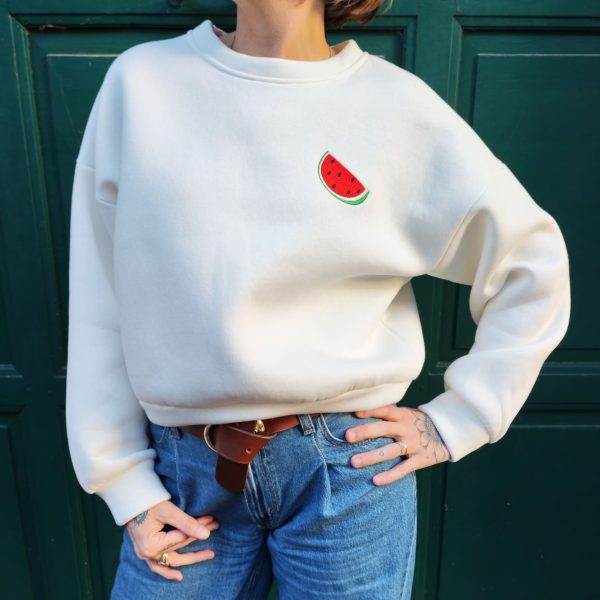 Sweat pastel motif pastèques,Coupe oversize / légèrement ample Manches longues avec poignets resserrés Col rond classique Motif pastèque brodée sur la poitrine Tissu doux et confortable Coloris : rose, blanc, jaune Style casual, streetwear, fun Saison : mi-saison / toute l'année
