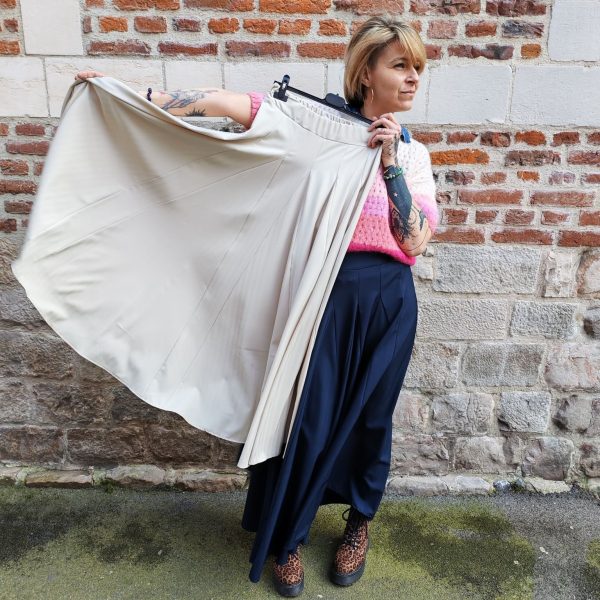 Jupe longue fluide élégante, Jupe longue Coupe ample et fluide Tissu léger et agréable à porter Taille élastique pour plus de confort Jupe élégante, facile à associer Longueur mi-mollet à cheville selon la morphologie Coloris disponibles, bleu et beige Toutes saisons Composition : 95% polyester, 5% elastane