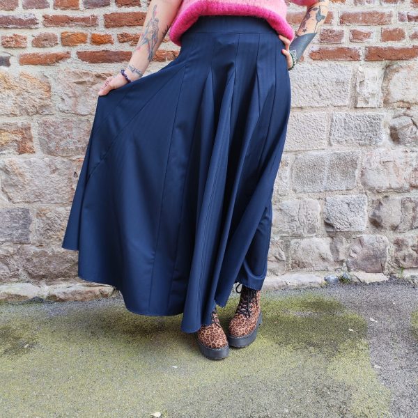 Jupe longue fluide élégante, Jupe longue Coupe ample et fluide Tissu léger et agréable à porter Taille élastique pour plus de confort Jupe élégante, facile à associer Longueur mi-mollet à cheville selon la morphologie Coloris disponibles, bleu et beige Toutes saisons Composition : 95% polyester, 5% elastan