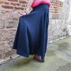 Jupe longue fluide élégante, Jupe longue Coupe ample et fluide Tissu léger et agréable à porter Taille élastique pour plus de confort Jupe élégante, facile à associer Longueur mi-mollet à cheville selon la morphologie Coloris disponibles, bleu et beige Toutes saisons Composition : 95% polyester, 5% elastan
