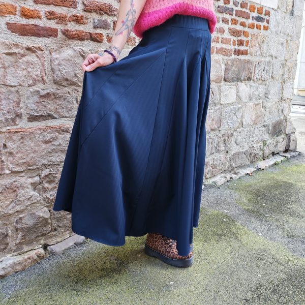 Jupe longue fluide élégante, Jupe longue Coupe ample et fluide Tissu léger et agréable à porter Taille élastique pour plus de confort Jupe élégante, facile à associer Longueur mi-mollet à cheville selon la morphologie Coloris disponibles, bleu et beige Toutes saisons Composition : 95% polyester, 5% elastan