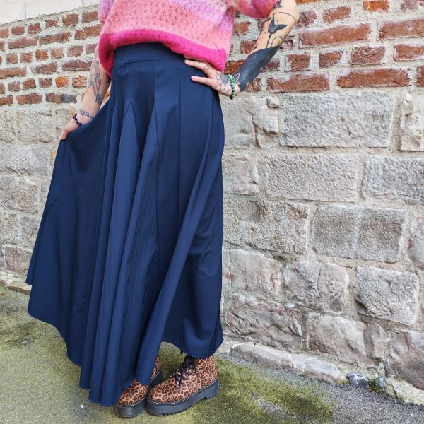 Jupe longue fluide élégante, Jupe longue Coupe ample et fluide Tissu léger et agréable à porter Taille élastique pour plus de confort Jupe élégante, facile à associer Longueur mi-mollet à cheville selon la morphologie Coloris disponibles, bleu et beige Toutes saisons Composition : 95% polyester, 5% elastan