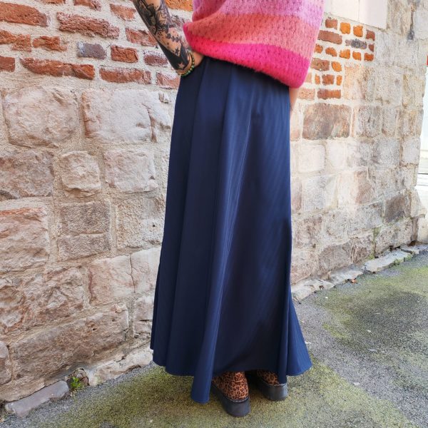 Jupe longue fluide élégante, Jupe longue Coupe ample et fluide Tissu léger et agréable à porter Taille élastique pour plus de confort Jupe élégante, facile à associer Longueur mi-mollet à cheville selon la morphologie Coloris disponibles, bleu et beige Toutes saisons Composition : 95% polyester, 5% elastan