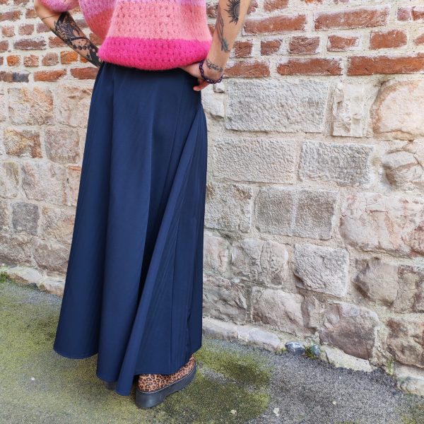 Jupe longue fluide élégante, Jupe longue Coupe ample et fluide Tissu léger et agréable à porter Taille élastique pour plus de confort Jupe élégante, facile à associer Longueur mi-mollet à cheville selon la morphologie Coloris disponibles, bleu et beige Toutes saisons Composition : 95% polyester, 5% elastan