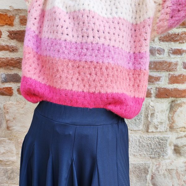 Jupe longue fluide élégante, Jupe longue Coupe ample et fluide Tissu léger et agréable à porter Taille élastique pour plus de confort Jupe élégante, facile à associer Longueur mi-mollet à cheville selon la morphologie Coloris disponibles, bleu et beige Toutes saisons Composition : 95% polyester, 5% elastan