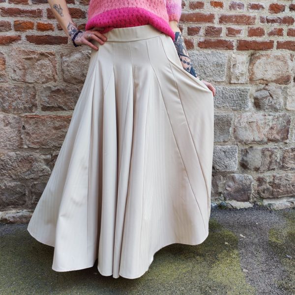 Jupe longue fluide élégante, Jupe longue Coupe ample et fluide Tissu léger et agréable à porter Taille élastique pour plus de confort Jupe élégante, facile à associer Longueur mi-mollet à cheville selon la morphologie Coloris disponibles, bleu et beige Toutes saisons Composition : 95% polyester, 5% elastan