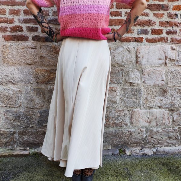 Jupe longue fluide élégante, Jupe longue Coupe ample et fluide Tissu léger et agréable à porter Taille élastique pour plus de confort Jupe élégante, facile à associer Longueur mi-mollet à cheville selon la morphologie Coloris disponibles, bleu et beige Toutes saisons Composition : 95% polyester, 5% elastan