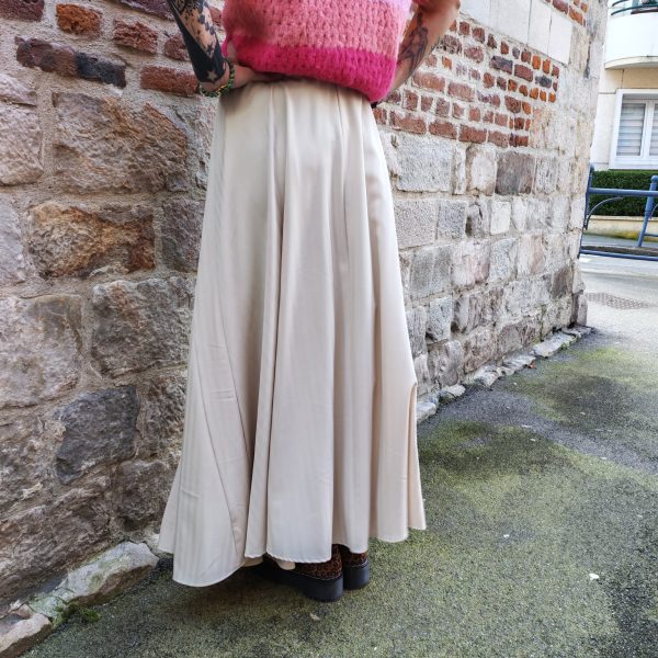 Jupe longue fluide élégante, Jupe longue Coupe ample et fluide Tissu léger et agréable à porter Taille élastique pour plus de confort Jupe élégante, facile à associer Longueur mi-mollet à cheville selon la morphologie Coloris disponibles, bleu et beige Toutes saisons Composition : 95% polyester, 5% elastan