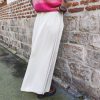 Jupe longue fluide élégante, Jupe longue Coupe ample et fluide Tissu léger et agréable à porter Taille élastique pour plus de confort Jupe élégante, facile à associer Longueur mi-mollet à cheville selon la morphologie Coloris disponibles, bleu et beige Toutes saisons Composition : 95% polyester, 5% elastan