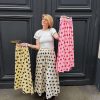 Jupe midi fluide pois.Jupe midi Fluide et évasée Légère et agréable à porter Taille élastique pour un maximum de confort Poches pratiques et discrètes Style jupe rétro chic, facile à associer Longueur midi (selon la taille) Coloris beige pois noirs, rose pois rouges, jaune pois noirs Idéale printemps/été Composition : 100% coton