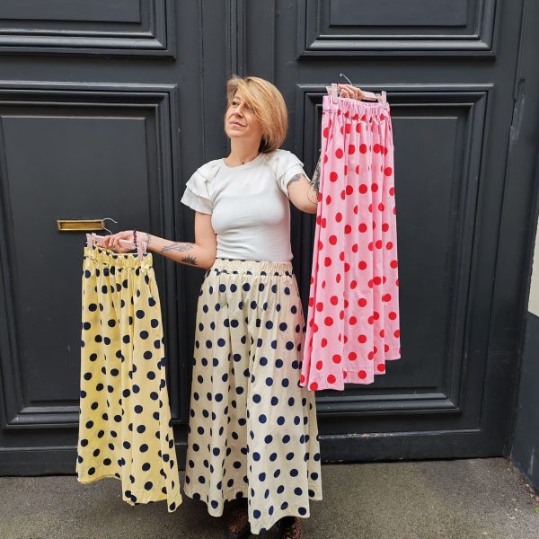 Jupe midi fluide pois.Jupe midi Fluide et évasée Légère et agréable à porter Taille élastique pour un maximum de confort Poches pratiques et discrètes Style jupe rétro chic, facile à associer Longueur midi (selon la taille) Coloris beige pois noirs, rose pois rouges, jaune pois noirs Idéale printemps/été Composition : 100% coton