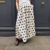 Jupe midi fluide pois.Jupe midi Fluide et évasée Légère et agréable à porter Taille élastique pour un maximum de confort Poches pratiques et discrètes Style jupe rétro chic, facile à associer Longueur midi (selon la taille) Coloris beige pois noirs, rose pois rouges, jaune pois noirs Idéale printemps/été Composition : 100% coton