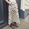 Jupe midi fluide pois.Jupe midi Fluide et évasée Légère et agréable à porter Taille élastique pour un maximum de confort Poches pratiques et discrètes Style jupe rétro chic, facile à associer Longueur midi (selon la taille) Coloris beige pois noirs, rose pois rouges, jaune pois noirs Idéale printemps/été Composition : 100% coton