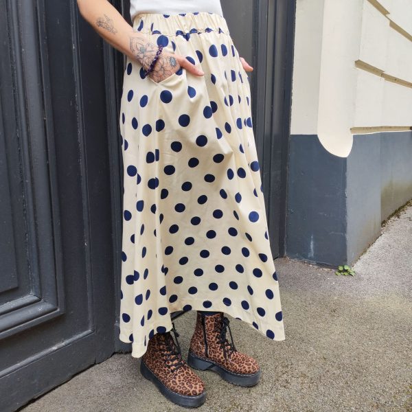 Jupe midi fluide pois.Jupe midi Fluide et évasée Légère et agréable à porter Taille élastique pour un maximum de confort Poches pratiques et discrètes Style jupe rétro chic, facile à associer Longueur midi (selon la taille) Coloris beige pois noirs, rose pois rouges, jaune pois noirs Idéale printemps/été Composition : 100% coton