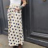 Jupe midi fluide pois.Jupe midi Fluide et évasée Légère et agréable à porter Taille élastique pour un maximum de confort Poches pratiques et discrètes Style jupe rétro chic, facile à associer Longueur midi (selon la taille) Coloris beige pois noirs, rose pois rouges, jaune pois noirs Idéale printemps/été Composition : 100% coton